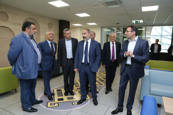 Nikol Pashinyan visiting Ameriabank, back office