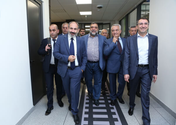 Nikol Pashinyan, Artak Hanesyan, Ruben Vardanyan in Kamar Business Center next to Ameria bank Kamar branch
