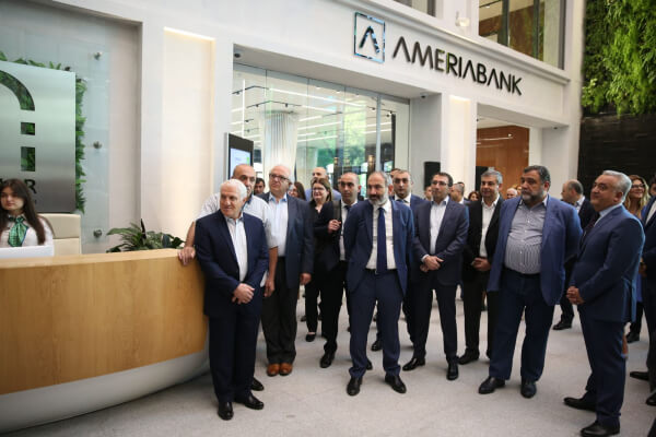 Nikol Pashinyan visiting Ameriabank