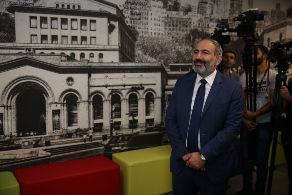 Nikol Pashinyan visiting Ameriabank

